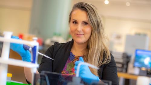 Victoria Abraira in her lab