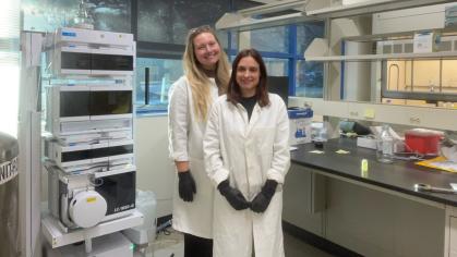 Zena Therapeutics co-founders Ariane Vasilatis and Eileen Carry in a lab