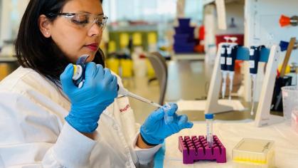 Harini Sampath working in a laboratory