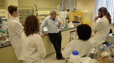 Professor Jim Simon with students in lab